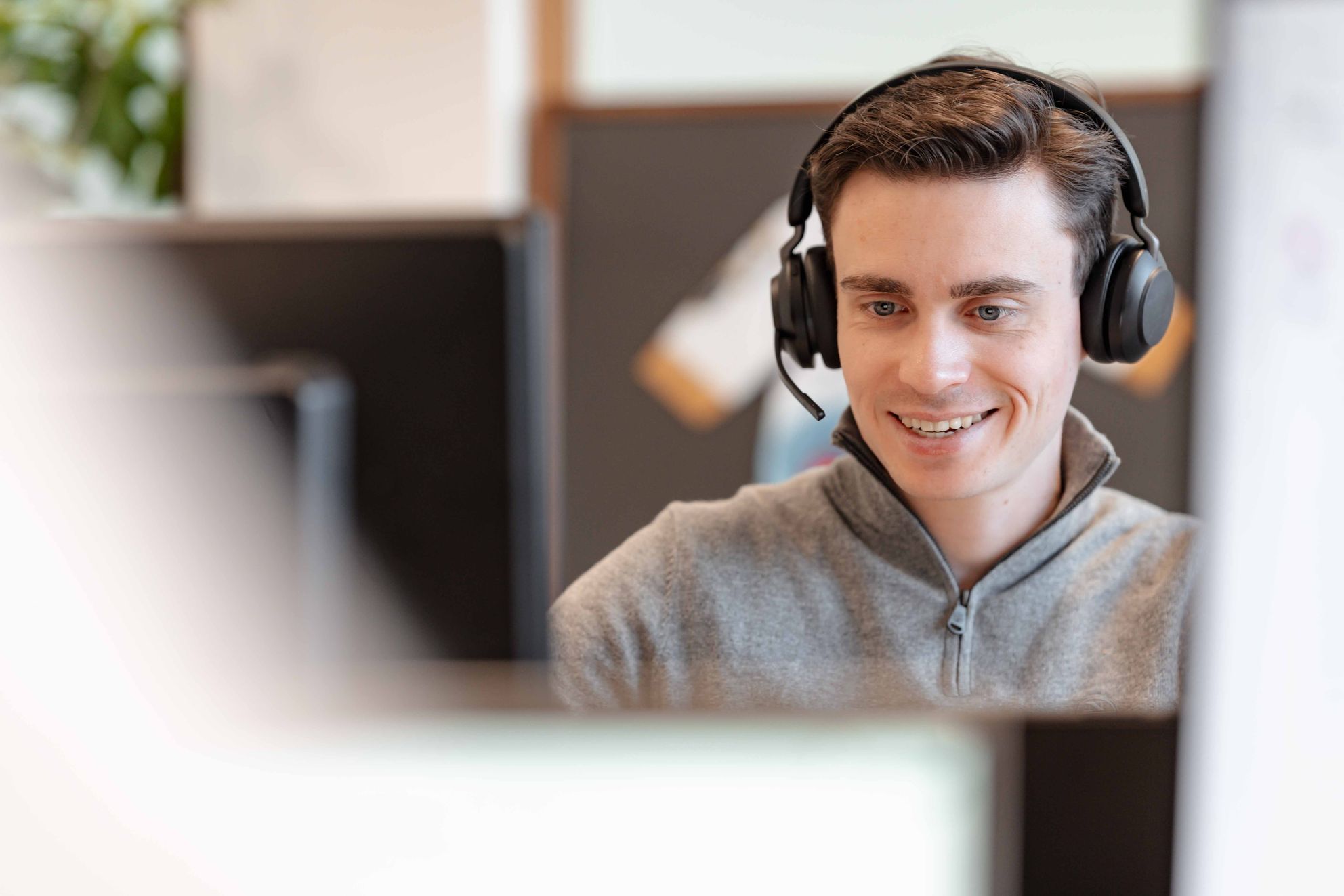 Consultant achter computer