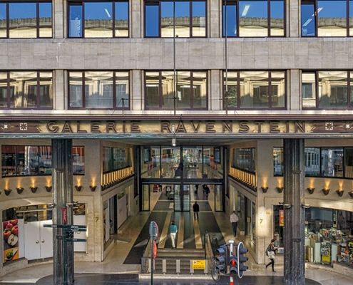 Exterior view of Galerie Ravenstein entrance with people walking