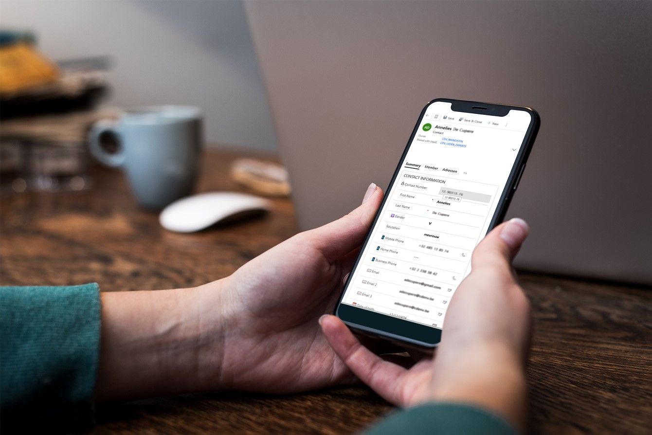 Handen die GSM vasthouden