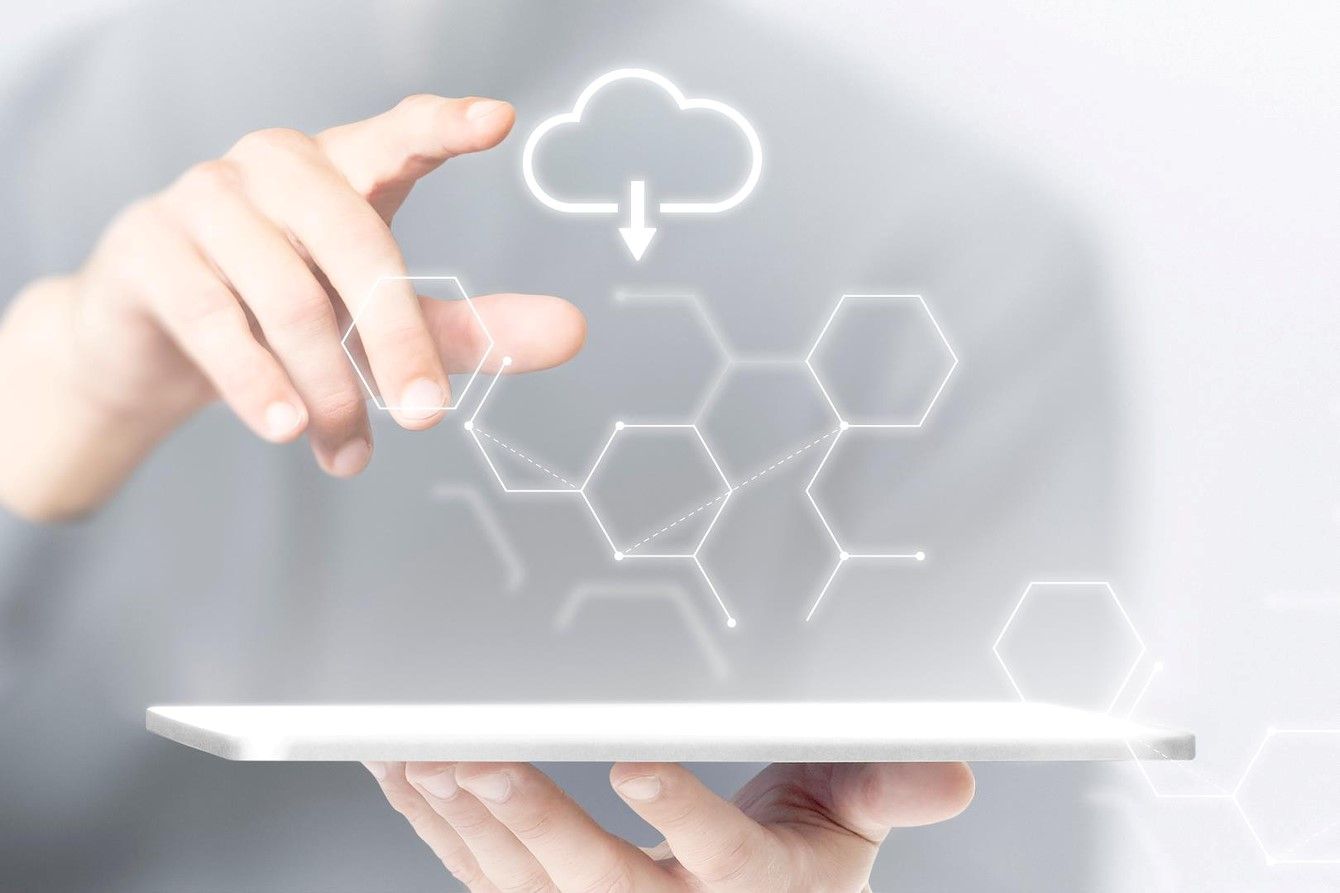 Persoon toont de cloudoplossing op tablet