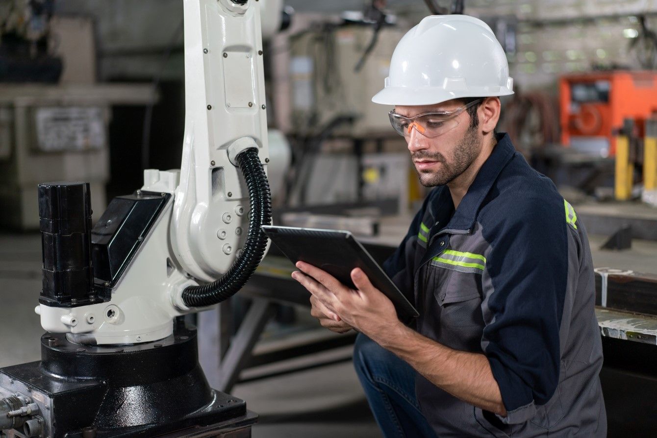 Man met helm in productie