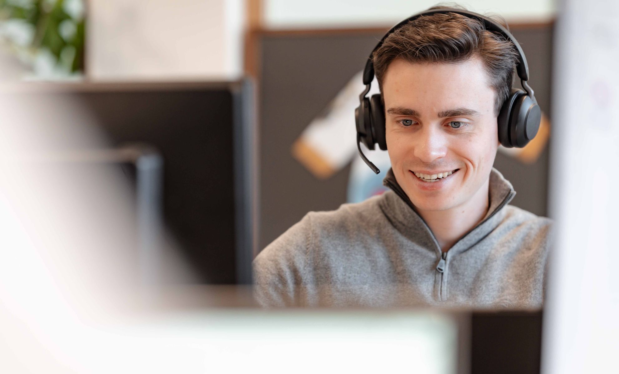 Consultant achter computer
