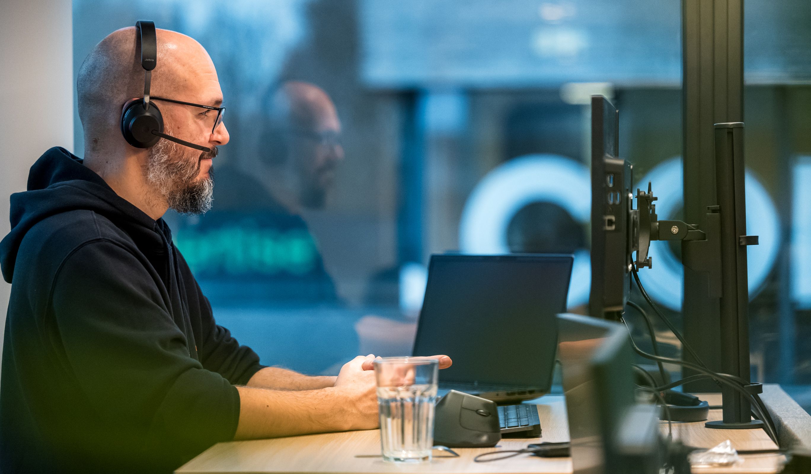 Mensen die werken op computerschermen