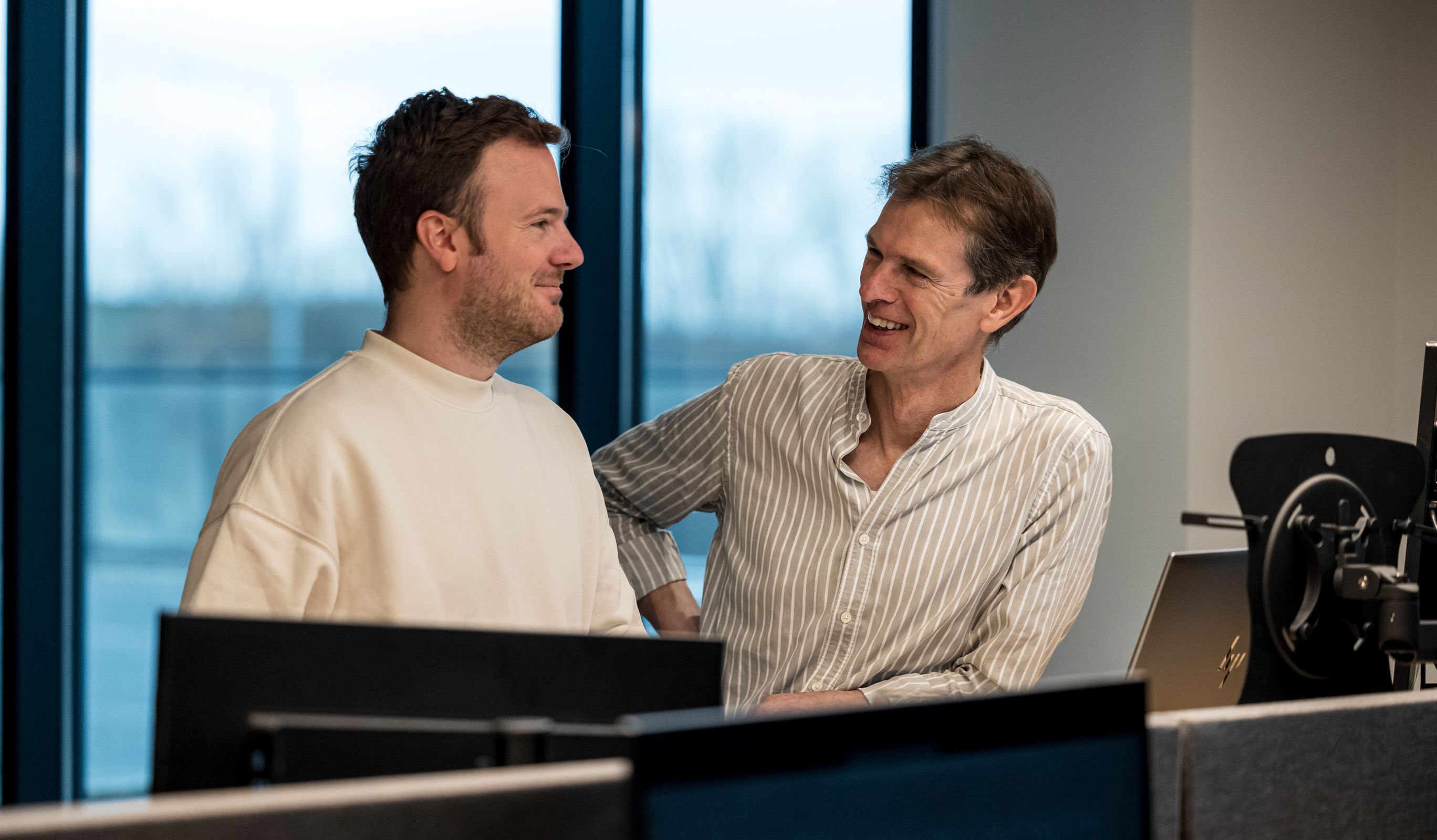 Twee collega's die lachen