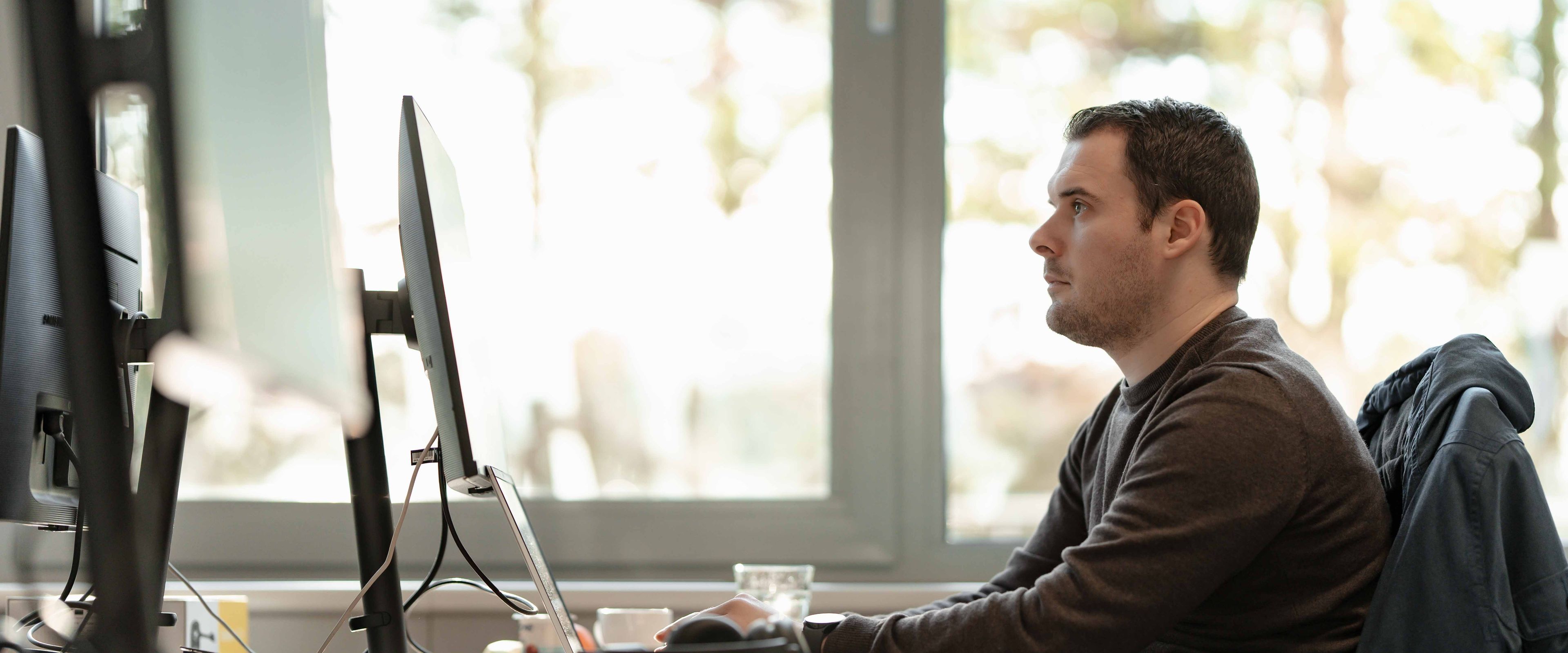 Twee mensen aan het werk op kantoor