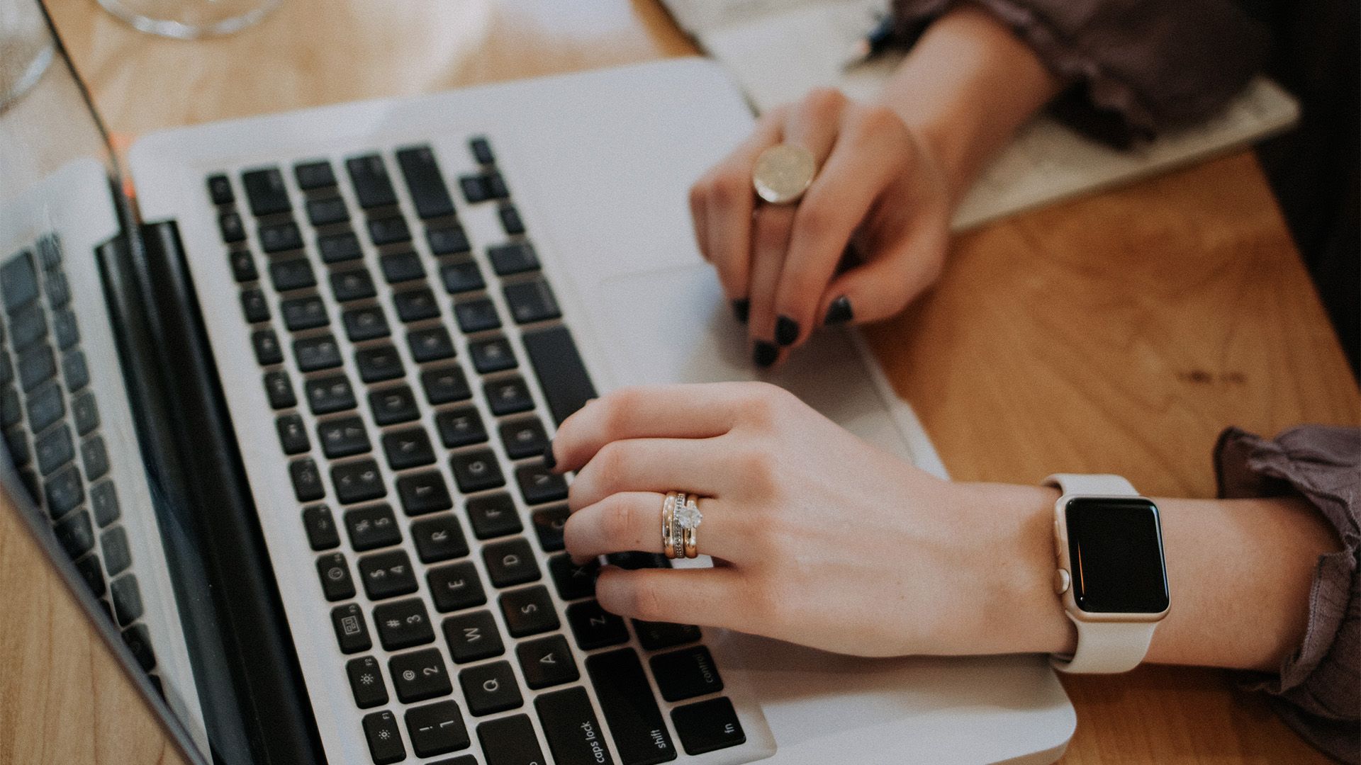 A women operating a laptop
