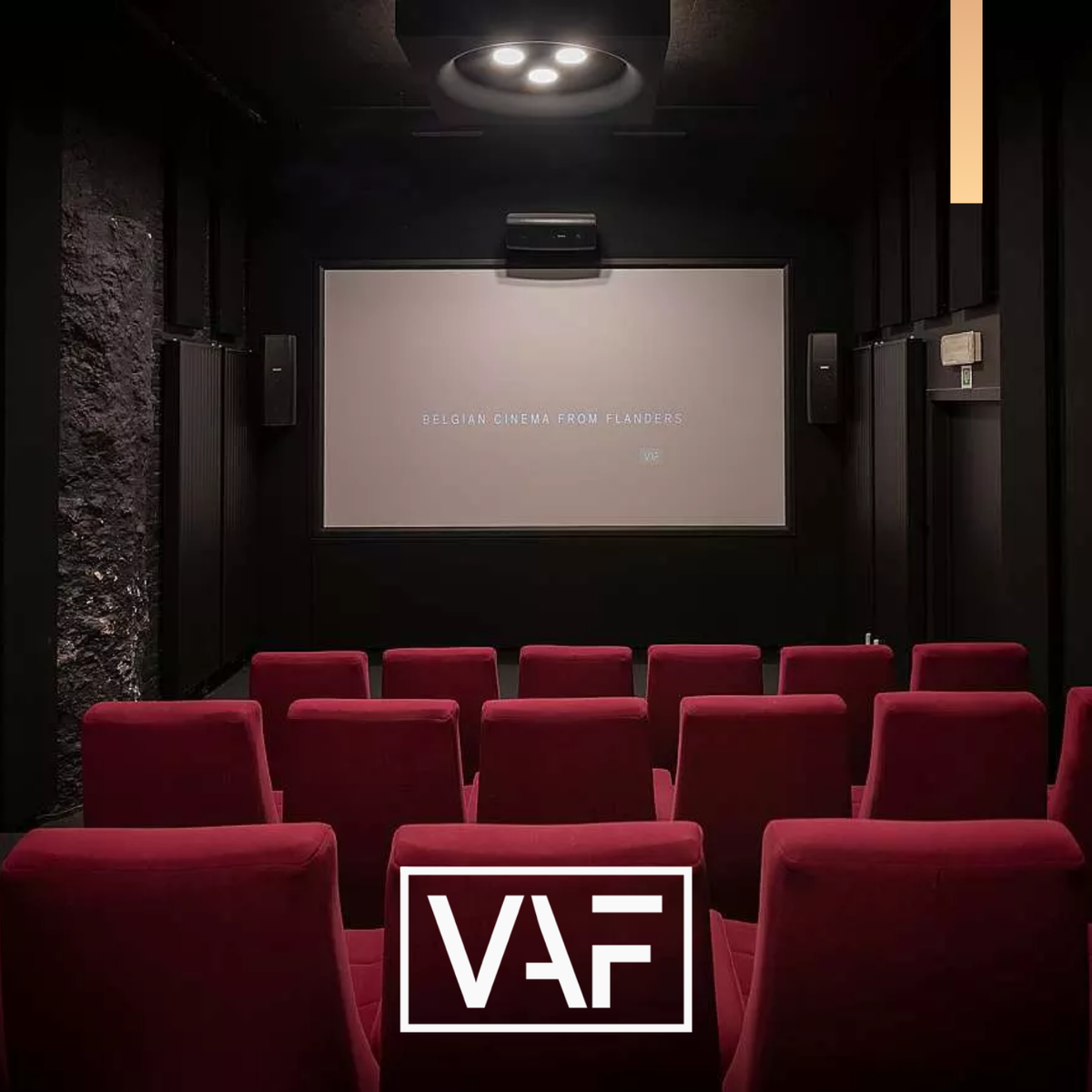 Interieur van de cinemazaal van het VAF met rode zetels en een groot projectiescherm waarop “Belgian Cinema from Flanders” te lezen staat.