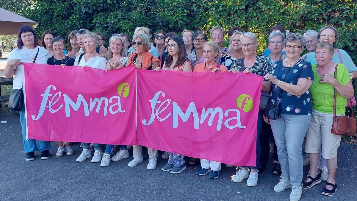 Vrouwen die vlag vasthouden
