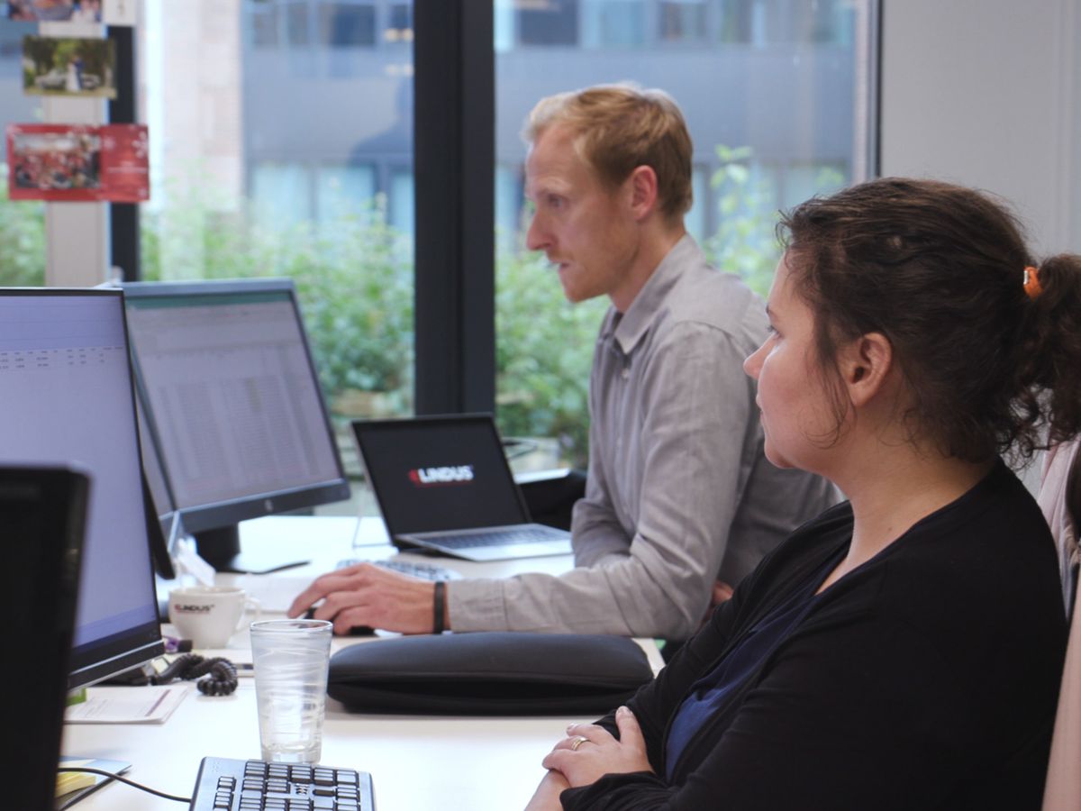Werken op kantoor bij Elindus 